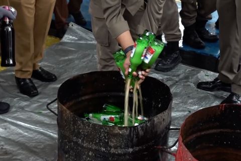 Pemkot Jayapura musnahkan ratusan botol miras selama Natal-Tahun Baru