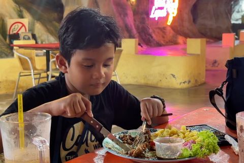Pengalaman unik santap makan malam di dalam gua kapur