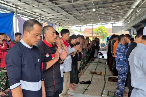 Pengungsi dan relawan shalat ghaib untuk korban longsor Cisarua