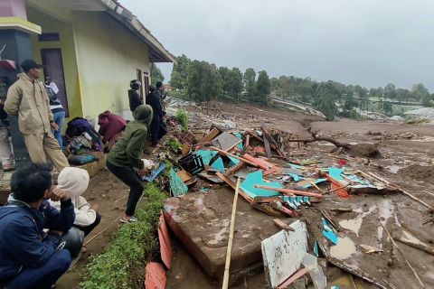Puncak musim hujan, BMKG imbau waspada longsor susulan di Cisarua