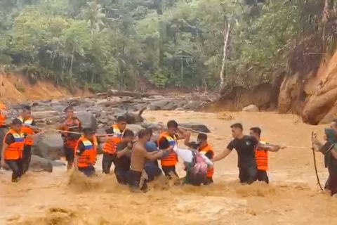 Rintangan Brimob saat selamatkan warga terisolasi di Hutanabolon