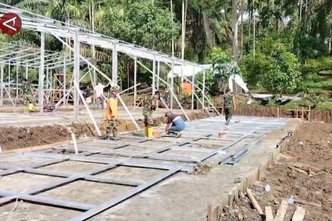 100 prajurit TNI AD percepat bangun 117 unit huntara di Salareh Aia