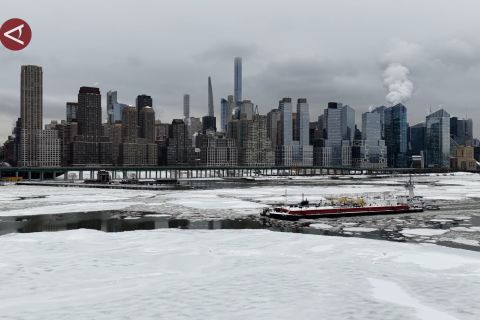 AS membeku, 17 negara bagian tetapkan status darurat