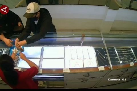 Polisi ringkus komplotan perempuan WNA pencuri emas di Surabaya