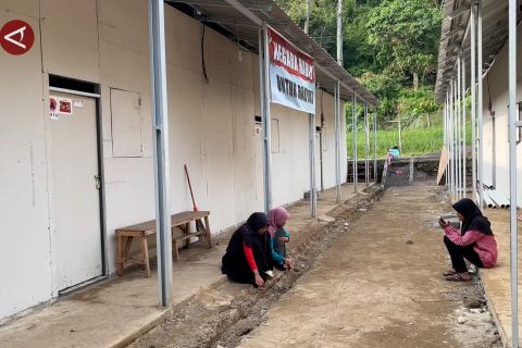 Warga Padang Kunyit Tanah Datar mulai tempati huntara dari BNPB