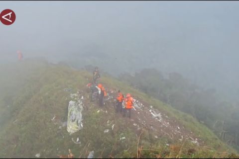 Satu korban pesawat ATR 42-500 ditemukan di jurang Gunung Bulusaraung