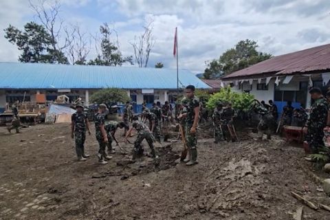 Jelang semester baru, Kodim Aceh Tengah bersihkan sekolah dari lumpur