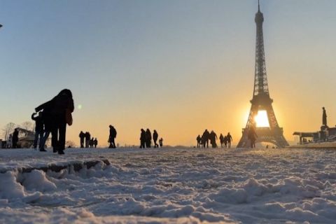 Paris penuh salju, cuaca ekstrem lumpuhkan kota dan telan korban jiwa