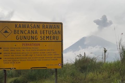 Gunung Semeru kembali luncurkan awan panas sejauh 5 Km