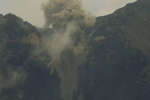 Gunung Semeru alami enam kali erupsi usai awan panas guguran