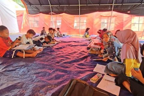 Semangat siswa SD di Aceh Utara meski belajar di kelas tenda darurat
