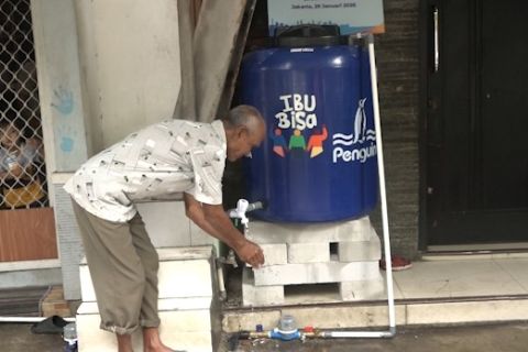 PKK dan PAM Jaya bagikan 100 tandon air gratis untuk warga Pada Mulya