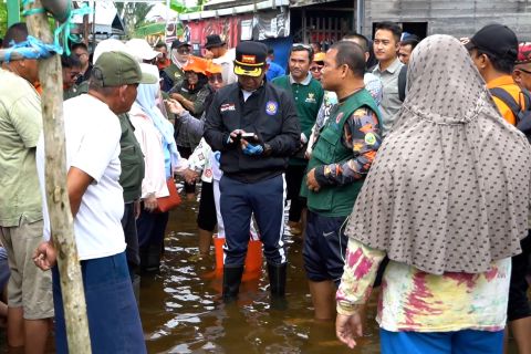 Wali Kota Yamin terjang banjir bagikan sembako untuk warga Banjarmasin