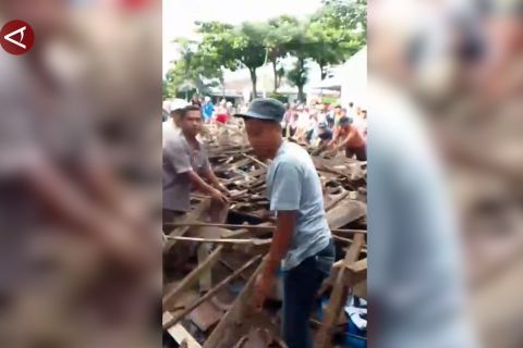 Bangunan Pasar Krai di Lumajang ambruk, tiga pedagang luka-luka