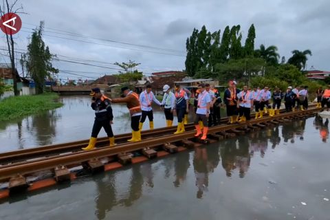 Menhub tinjau jalur kereta api terdampak banjir di Pekalongan