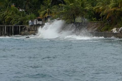 Waspada gelombang tinggi, KSOP Ambon imbau nelayan tidak melaut