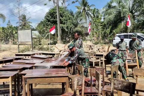 Perbaiki fasilitas sekolah, TNI pastikan siswa dapat kembali belajar