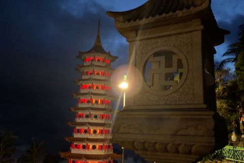 Wisata malam dengan suasana magis di Kuil Chin Swee Genting