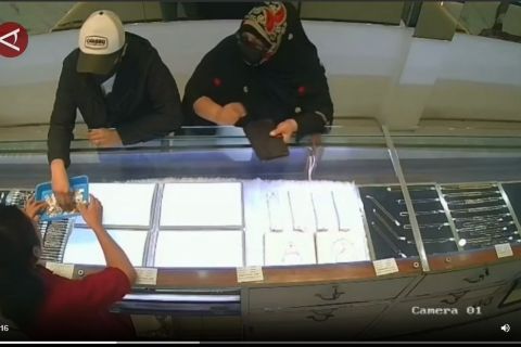 Polisi ringkus komplotan perempuan WNA pencuri emas di Surabaya - VIDEO