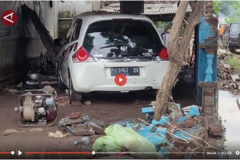 Tiga rumah rusak berat akibat banjir bandang di Situbondo - VIDEO