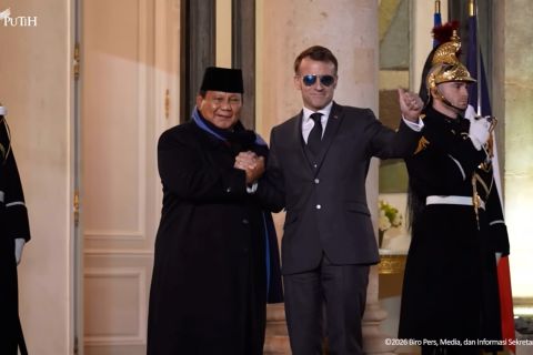 Prabowo disambut hangat Presiden Macron di Istana Elysee