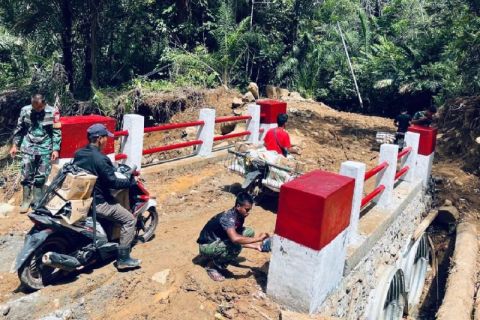 TNI rampungkan jembatan Armco di Tapanuli Tengah pulihkan akses warga