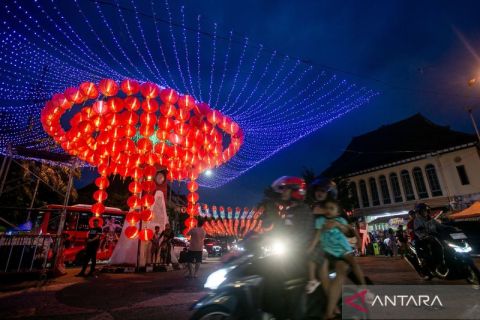 Chinese New Year lanterns light up Solo&rsquo;s Pasar Gede