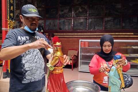 Bersih-bersih jelang Imlek