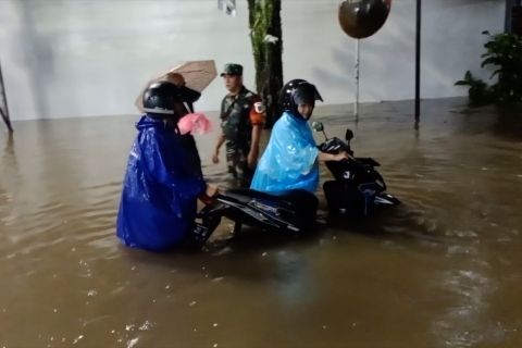 Banjir kepung Jember, jembatan dan rumah warga ambruk