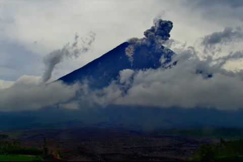Gunung Semeru siaga: 4 kali erupsi, hembuskan awan panas guguran