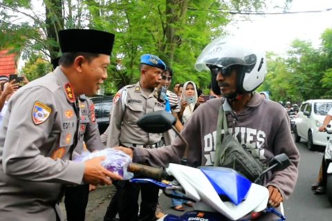 Polda NTB tanamkan empati melalui aksi berbagi takjil