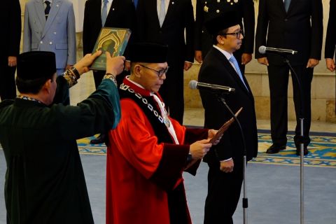 Adies Kadir resmi jabat hakim MK