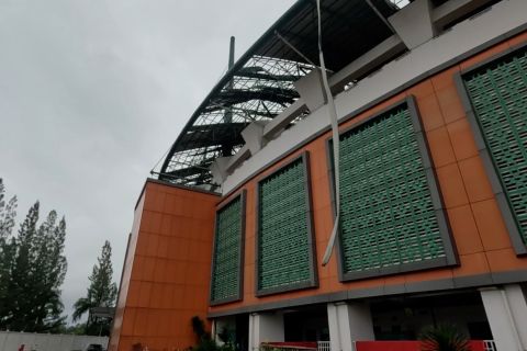 Atap Stadion Pakansari rusak diterpa angin kencang, satu korban luka