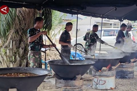 Prajurit TNI masak menu berbuka bagi penyintas bencana Aceh Tamiang