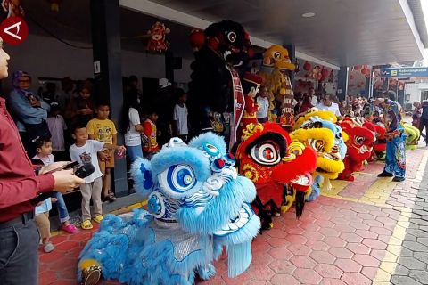 Rayakan Imlek, Daop 7 sajikan barongsai dan bagikan angpao di stasiun