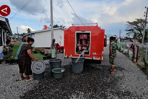 TNI salurkan bantuan air bersih ke warga di Huntara Aceh Tamiang