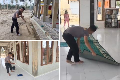 Brimob Sumut lakukan aksi bersih Masjid di Garoga jelang Ramadan