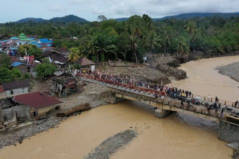 Macet di jembatan Bailey Garoga, cuaca jadi tantangan perbaikan