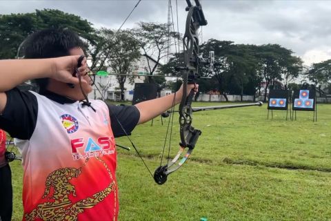 Ngabuburit sambil melatih fokus dengan memanah