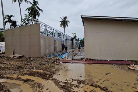 Pengerjaan Huntara Krueng Lingka Aceh dikebut walau cuaca buruk