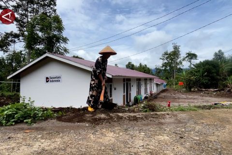 Penyintas bencana di Sumbar bersihkan huntara jelang Ramadhan