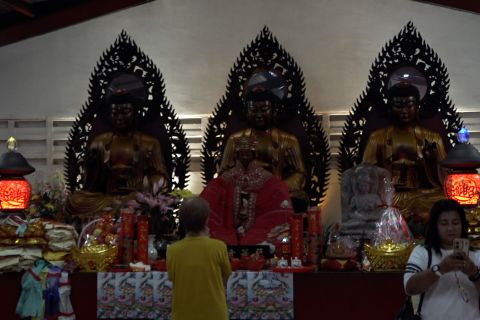 Suasana ibadah malam Imlek di Vihara Dharma Bhakti Glodok Jakarta