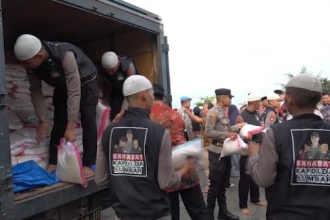 Bagi-bagi 1.000 paket Subuh Berkah di Masjid Al Hakim Kota Padang