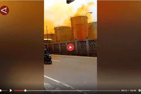 Instalasi pipa pabrik penyimpanan bahan kimia di Cilegon diduga bocor - VIDEO