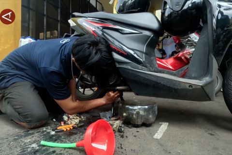 300 Pengemudi ojol di Bogor ikuti program ganti oli gratis polisi
