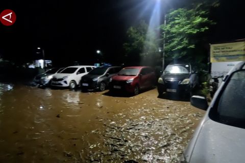 Luapan Sungai Ciluar rusak 20 mobil milik warga di Tanah Baru Bogor