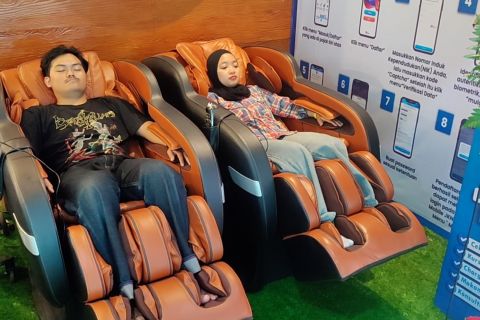 Pemudik manfaatkan kursi pijat gratis di Pelabuhan Merak