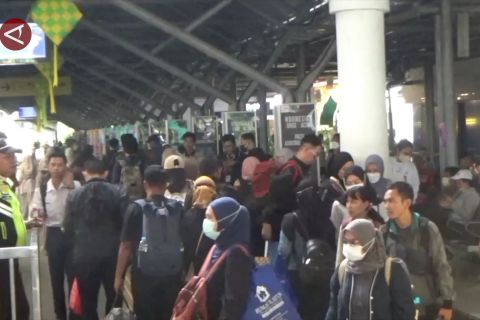 Pemudik melalui stasiun KA Daop 8 Surabaya capai 184 ribu jiwa