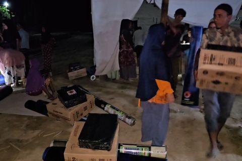 Warga Desa Sijudo Aceh Timur terima bantuan perlengkapan huntara