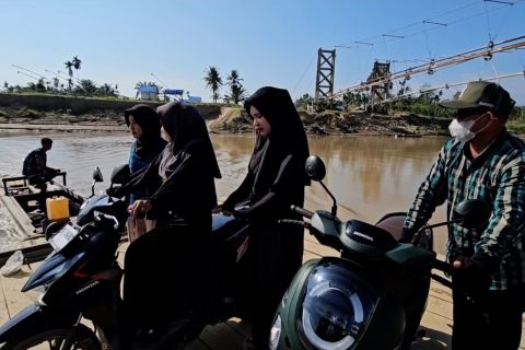 Warga Sijudo Aceh Timur naik sampan belanja kebutuhan Lebaran